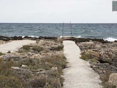 Tuttavia a rompere la �magia� ci pensa un lungo viadotto di uno scarico fognario diretto nel mare blu